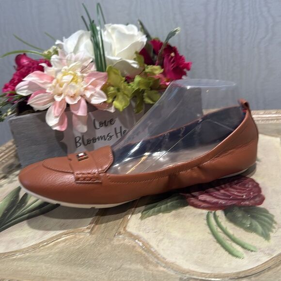 Tommy Hilfiger British Tan Faux Leather Flats Sz 8.5 Near New - Picture 5 of 16